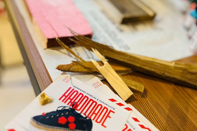 Caribbean Driftwood Making in San Juan - Learning the Caribbean sign tradition