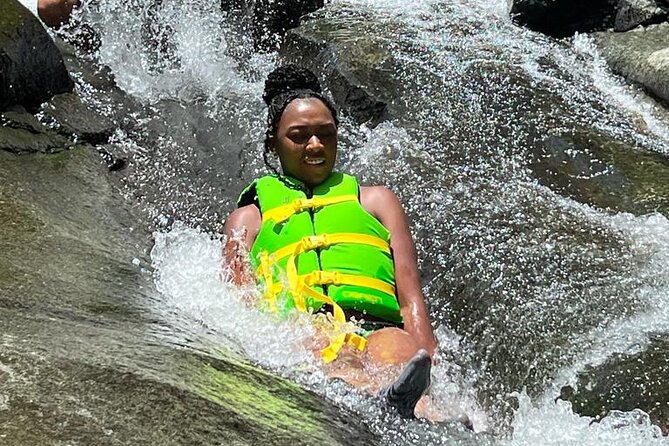 El Yunque Rainforest Waterslides and Luquillo Beach w/ Transport - Frutera Flores, a practical Luquillo stop