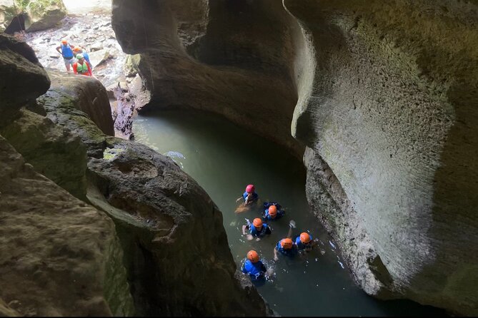 Explore Cuevas Charco Azul, Arenas and Playa de Aguas Cristalinas - Five details that shape the day