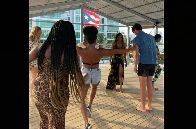 Learn Salsa in San Juan - Vivid beginner lesson - The main concern: meeting-point reliability