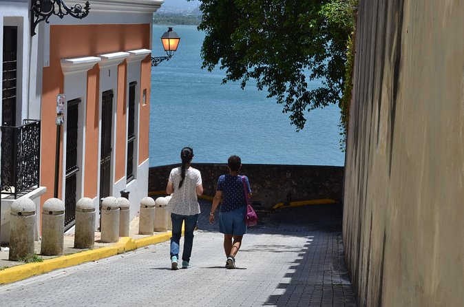 Old San Juan Immersive Walk: History and Culture - Calle del Cristo and San Juan Cathedral