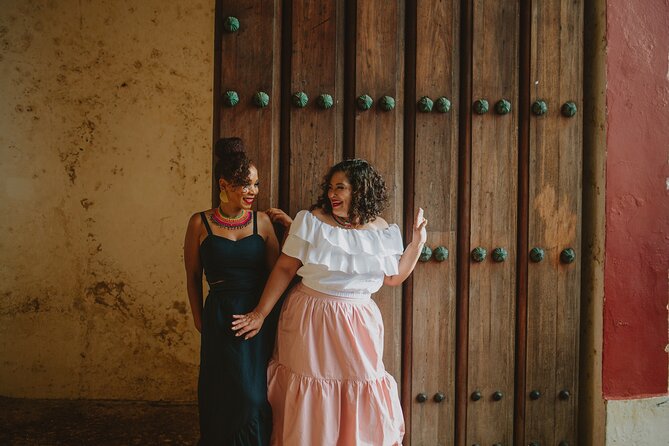 Private Vacation Photo Session with Local Photographer in San Juan - Santurce Art District: a more expressive backdrop