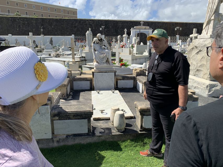 San Juan: Ghosts and Spooky History Walking Tour - What the guides add to the experience
