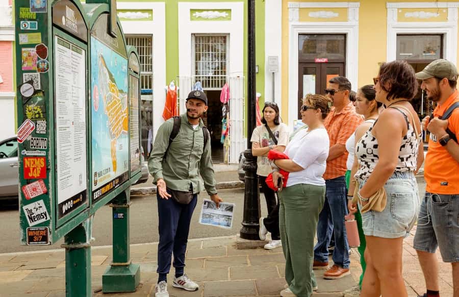 Tour de Viejo San Juan en Español - Water, pacing, and practical comfort
