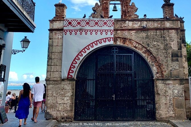 Welcome to San Juan's Old Town: Private Half-Day Walking Tour - Plaza del Quinto Centenario and the city’s difficult past